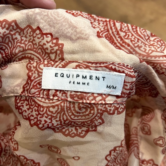 EQUIPMENT Femme Blouse in red and cream paisley design - Size Medium - Picture 9 of 9